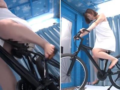 <若妻*美婦人>買い物帰りの美婦人がエロエロ自転車に挑戦して我慢できずに潮吹きまくり！センズリ向きのエロ映像