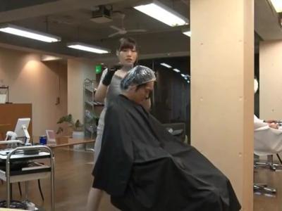 <痴女*企画>性欲溜まったセクシーな美容師が男性客を誘惑！フル勃起したチンポをパクリ！無料で見れちゃう18禁動画