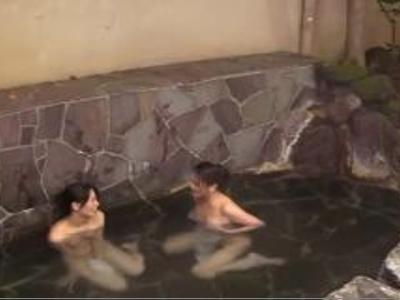 <美美美美女性*温泉>「恥ずかしいんだけど…」説得した美美美美美女性達が若い男と王様ゲームでエッチなことしちゃった！こんな子がみだらな格好に…