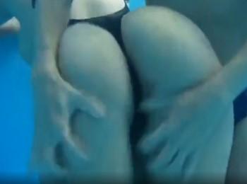 【春菜はな】 デカ尻を弄ぶ卑劣な水泳コーチに変態破廉恥レッスンされる爆乳スイマー！喰い込む股間をずらしスパンキングセックス