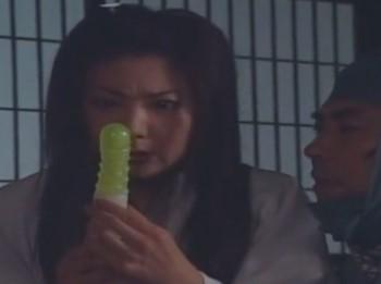【紫彩乃】エロ時代劇大奥！ありえないバイブやローター出てきて昔から変わらぬマン○を刺激され着物もはだけて艶っぽい熟女