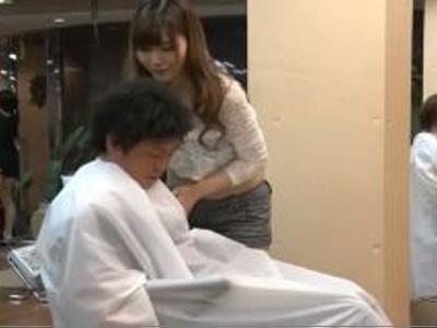 〔美乳;美容師〕『痒いところありますか？♡』自慢のボインを男性客にチラ見させて誘惑するエッチな美容師！驚愕の神ビデオ