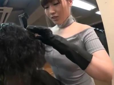 〔おっぱい;エロ動画〕『痒いところありますか？♡』自慢のボインを男性客にチラ見させて魅了する美容師！即抜け注意なエロ映像