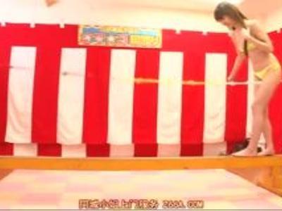 〔美乳;エロ動画〕『恥ずかしぃよ～』可愛い女の子がエッチな綱渡りゲームで羞恥罰ゲーム！削除前に見なきゃ損