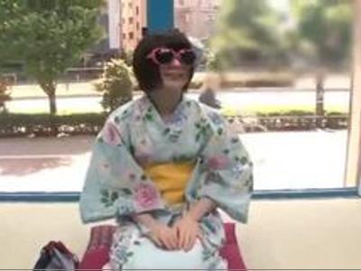 『外から見えちゃうよ…』浴衣姿の激カワ美少女の野球拳して脱がせてファック!!感じちゃってるね