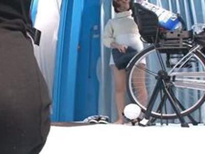 『またイッちゃう…』アクメ自転車で濡れ濡れになった人妻のま〇こにデカチン挿入!!スケベ美女