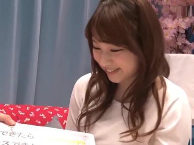 〔外見える!?;オイル〕『もう我慢できない♡』大学の友達と素股500回企画で我慢できずにゴム無し挿入！ムンムンな女の子のスケベ映像