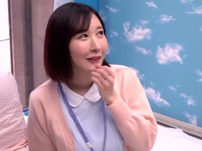 〔外見える!?;看護師〕制服姿の美女にDT男子のセンズリを手伝ってもらった！フル勃起注意な18禁動画