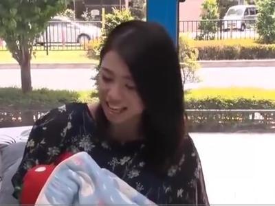 〔人妻;エロ動画〕『旦那に怒られちゃう！』ご無沙汰だった人妻が女の顔になって発情！ムラムラ確実な激エロ動画