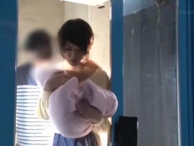 〔外見える!?;人妻ナンパ〕【エロエロカー】旦那をミラーの外に待たせてデカチン男とノースキンで不倫！魅力的な女の子のスケベ動画