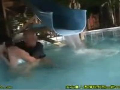 〔スクール水着;水着〕『嫌っ…やめて～』プールに来ていた水着少女を水の中で強制レイプ！お気に入り決定のビデオ