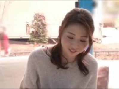 〔外から見えてる??;人妻ナンパ〕【エロエロカー】主人をミラーの外に待たせてデカチン男とノースキンで不倫！妄想注意なR18動画