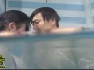『見られちゃうよ…』プールに遊びに来ていた親子が賞金欲しさに水の中で近親相姦SEX!!ドエロな動画