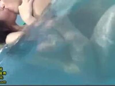 『見られちゃうよ…』プールに遊びに来ていた親子が賞金欲しさに水の中で近親相姦SEX!!感じちゃってるね