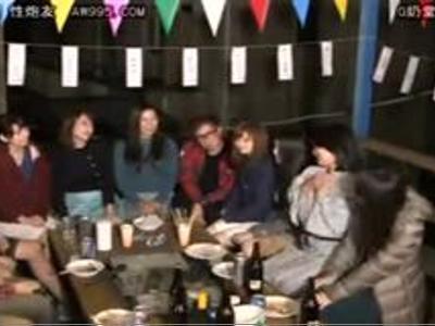 『恥ずかしぃよ～♡』大学生たちと人妻の王様ゲームでエロ指令!!ドエロな女の子