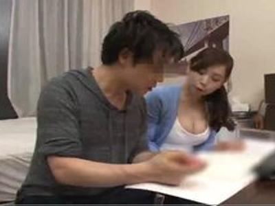 〔ハード系 ;主婦 〕『楽しいことしようよ♡』夫には内緒で若者を誘惑して不倫しちゃう巨乳人妻！こんな子がみだらな格好に…