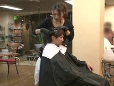 『痒いところありますか？♡』自慢のボインを男性客にチラ見させて誘惑する痴女な美容師!!肌感最高