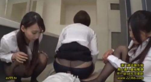 黒タイツ履いた３人の痴女にパンスト尻コキ快楽地獄にあうM男ｗｗｗ