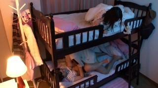 【阿部乃みく】2段ベッドが揺れるほど感じる姉の喘ぎ声を聞いて発情しだす妹 8 中出しSP