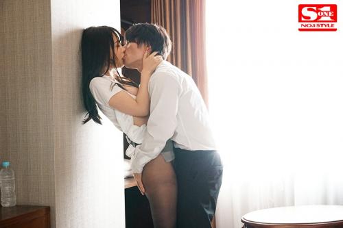 気づけば、上司はひよりの柔らかく膨らんだ胸を、幼さの残る陰部を激しくまさぐり、瞬く間に性行為へと及んでいた。