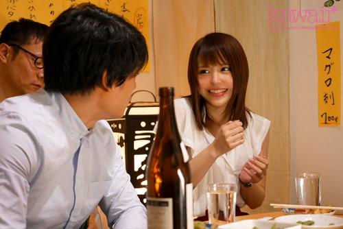 最初は抵抗するも絶倫の肉棒に快感を覚え何度も絶頂してしまう。早漏旦那とのSEXに不満を感じていた伊藤は次第に…