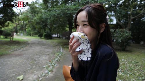 AVデビューを希望してきた人妻さん。「こんな綺麗な人妻がなぜ？」。早速、茜さんに会いに…