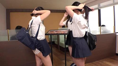 JKたちの短いスカートから伸びるスラリとしていてスベスベな足と白のパンツ。僕の視線に気づいて、パンチラ魅了してきた！