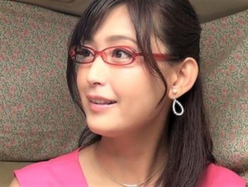 【人妻ナンパ】眼鏡が似合う巨乳おっぱいの奥様❤美魔女な素人ナンパし下着確認からの乳首攻めに発情しHOTELで不倫SEX❤
