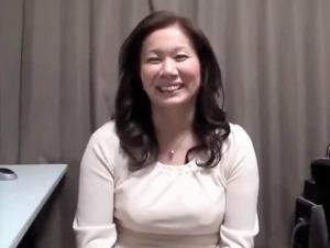 【おばさん】「脱がしてもらおうか❤」太腿でチンコ挟み爆乳おっぱいで顔埋める豊満熟女❤フェラチオからの積極的に腰振り中出し