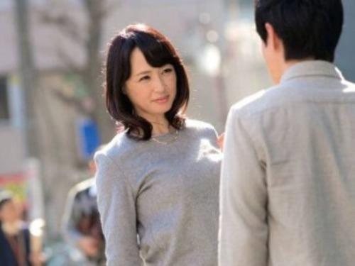 【熟女ナンパ】「体が火照っちゃって熱いの･･･」若い男の子のセンズリ鑑賞が好きな食べ頃熟女と濃厚SEX！
