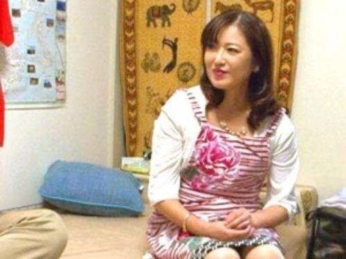 【五十路熟女】家事をヤリに来た美熟女な人妻♡口説くと淫乱になった人妻マダムに生ハメ中出し♡ 手マン 騎乗位 横バック
