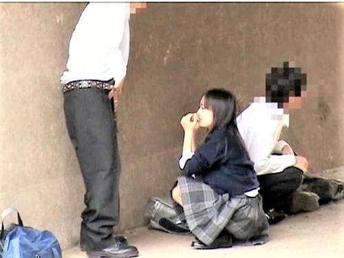 【野外露出】橋の下でたむろする若者＆制服カップル❤友達が側に居るのに性欲我慢出来ず昼間から盛って大胆にフェラ青姦SEX❤