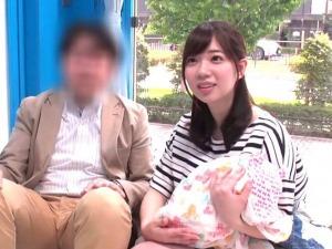 【マジックミラー号】赤ちゃんを抱っこしている激カワ奥様！妻に巨根で挿入を許してもらえない男性と素股からの不倫SEX！