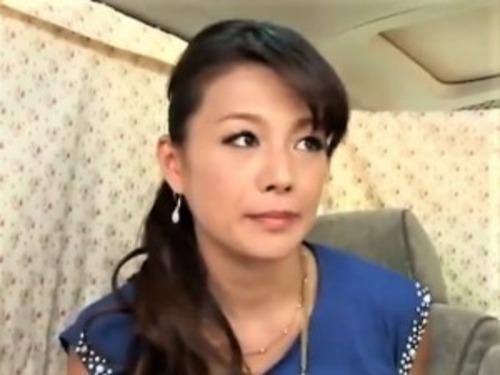 【熟女ナンパ】「バレたら大変なんです…」ハスキーボイスのセレブな素人奥様！実は要求不満だった人妻は紐パンティで男を誘う♡