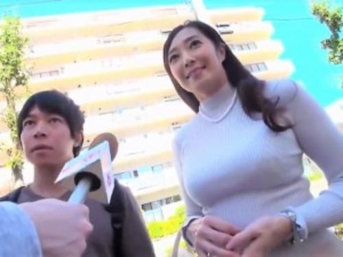 【五十路熟女】「親子です❤」上品で美魔女な熟女ナンパ❤爆乳の奥様がフェラチオのみで息子のザーメンだせば１発10万獲得❤