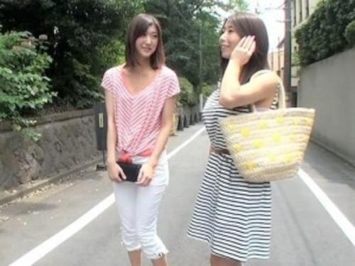 【人妻ナンパ】「試着…ここで？❤」美人なセレブ人妻を白昼堂々ナンパ❤男の口車に乗せられ乳首責めからの友達の前で不倫SEX