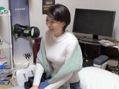 【熟女デリヘル】「今日で2回目です❤」清潔感溢れる爆乳なショートカット熟女❤美魔女な奥様が媚薬を盛られ欲情し中出しされる