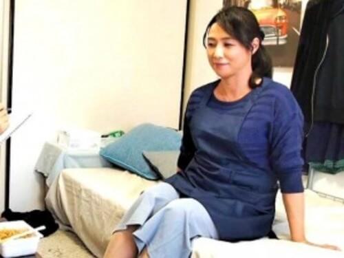 【五十路熟女】家事をする為にきたマダムだが気がつけばデッサンモデルしていた！男のペースに乗せられ丸裸からのセックスへ
