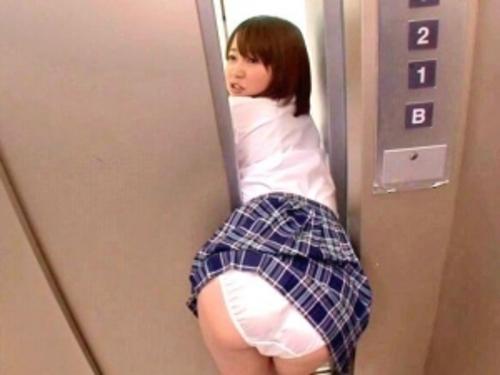 【女子校生】突然の事故でエレベーターの扉に美味しそうな桃尻がはさまってしまった!助ける?食べる?究極の選択を迫られた貴方