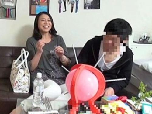 【五十路熟女】エアロビをしているアケミさん(50)五十路人妻を狂わせるご無沙汰の若チンポ♡ヤリ部屋で種付け痴態セックス！