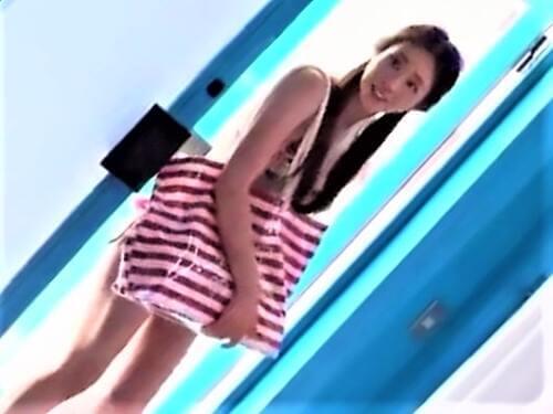 【マジックミラー号】海水浴場で軟派した童顔スレンダーなビキニ女子大生！優しさ溢れる騎乗位で童貞クンと筆下ろしセックス♡