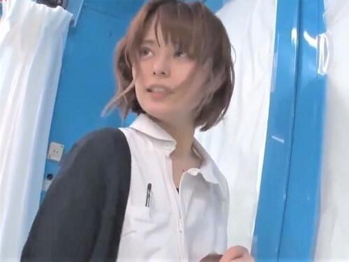 【素人ナンパ】清楚な雰囲気のショートカット美人ナンパ❤戸惑いつつもフェラ＆制服来たまま着衣SEXした黒パンスト看護師❤