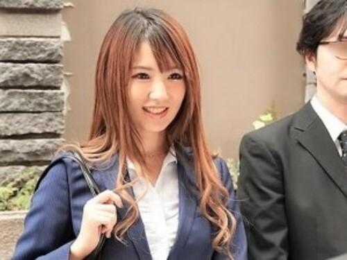 【NTR】ニ人きりの部屋で欲望が抑えきれなくなった部下❤最初は抵抗するが夫以外のチンコで激イキ絶頂❤スリル満点セックス❤