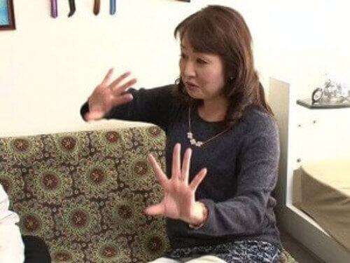 【五十路熟女】使い古した肉ビラが再び花開き密を垂らす！若いオトコの玉までシャブり尽くすド熟女！