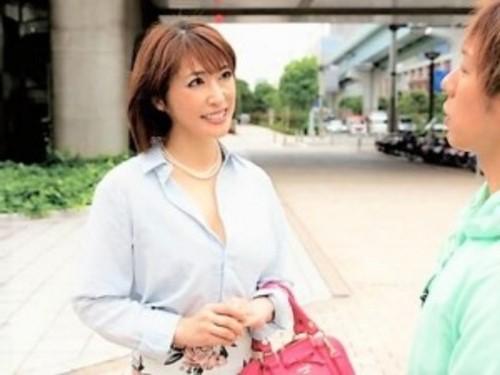 【熟女ナンパ】「久しぶりだからダメ･･･」東京で若々しい美魔女な人妻ナンパ！雰囲気に流され電マで欲情し騎乗位3P口内射精