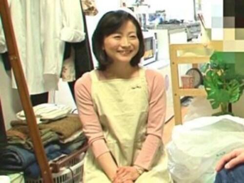 【五十路熟女】家事代行で来た５０代おばさま！息子が一人立ちした寂しさもあり息子世代の若者に甘えられて受け入れてしまう！