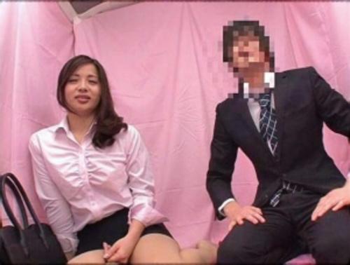 【素人ナンパ】セクシーなミニスカートを履いてらっしゃるお姉さんがラップ1枚隔てて仕事仲間と素股に挑戦！