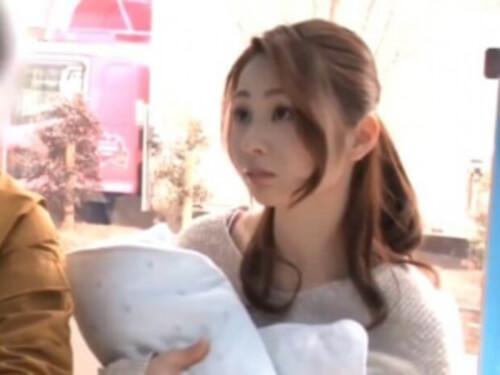 【マジックミラー号】美人系スレンダー奥さん！ミラー越しに夫が居るのに巨根で悩むオトコに素股奉仕からの裏切り不倫！
