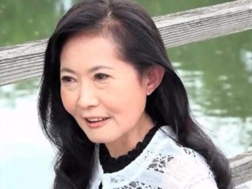 【六十路熟女】細身で華奢だけど巨乳で谷間ある還暦の未亡人！オナニーでは我慢できず久しぶりのチンコを咥えてAV初撮りSEX