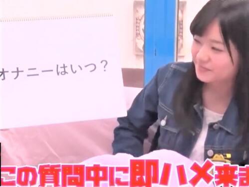 【MM号】「え？え？うふふ❤」週に3～4回オナニーする淫乱で清楚な雰囲気漂うロリ美少女❤100の質問中に突然全裸男が乱入